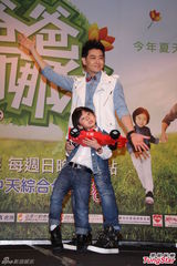 组图：Kimi卖萌耍宝人气高 与老爸台北捞金