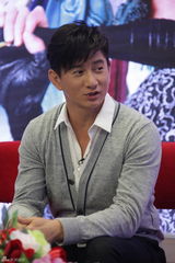 组图：吴奇隆刘诗诗情侣档做客聊《犀利仁师》