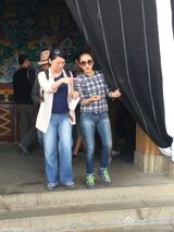 组图：周迅与男友现身云南寺庙祈福 婉拒合影