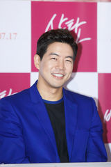 独家：韩星尹珍睿镂空白裙出席试映显优雅