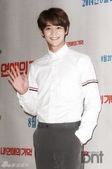 组图：众星试映拼时尚 朴敏英白衣显清纯