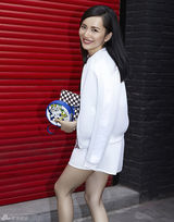 组图：肖雨雨早秋炫彩街拍 七面娇娃时髦有范儿