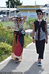 组图：郝蕾现身威尼斯机场 民族风裤裙显臃肿