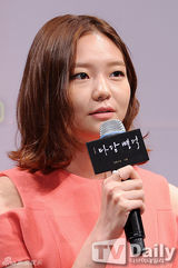 组图：郑雨盛忙不停 黑西装出席新片发布会