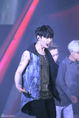 独家：EXO香港演唱会直击 成员嗨唱粉丝尖叫