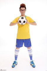 组图：歌浴森拍摄写真展敏捷身手助阵世界杯