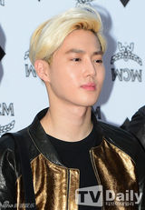 组图：EXO亮相引粉丝围堵致交通瘫痪