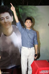 组图：林志颖签售气氛温馨 粉丝齐唱“老歌”