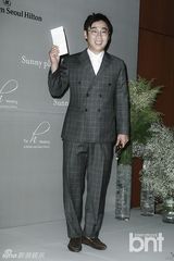 组图：韩星金雅中出席婚礼 裤装显长腿