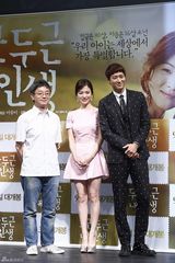 组图：宋慧乔粉嫩宣传新片 短裙落座险走光