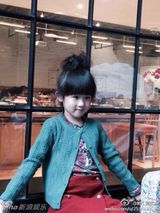 组图：贝儿梳丸子头变小清新 网友赞大长腿美女