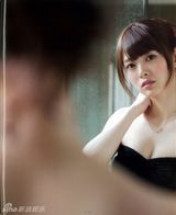 组图：宅男女神白石麻衣抹胸小黑裙秀美乳长腿