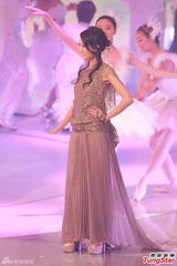 组图：港姐十强首轮问答搞笑 个性礼服展风姿