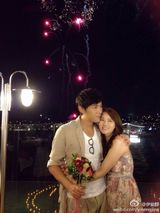 组图：秦昊向伊能静求婚 烟火下甜蜜接吻