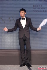 组图：大陆歌手李荣浩签约华纳 接班周杰伦