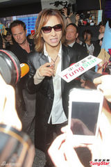 组图：YOSHIKI带女友来台开唱 粉丝扮X女郎接机