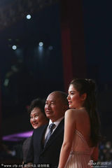 组图：宋慧乔现身 白色抹胸裙清新闪亮秀美背