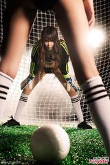 组图：校花梦妮与刘翔绯闻女友秀美腿助世界杯