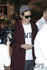 组图：朴海镇亮相机场 休闲装难掩帅气