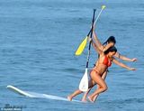 组图：卡戴珊穿比基尼划船 尺寸太小难掩肥臀