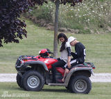 组图：贾斯汀-比伯/赛琳娜-戈麦斯复合狂秀恩爱 搂腰摸臀又熊抱