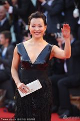 组图：威尼斯闭幕红毯 评委陈冲深V裙美艳