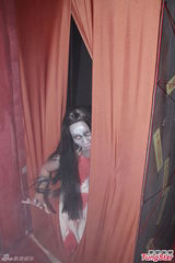 组图：麦浚龙为海洋公园设计《僵尸》鬼屋展览