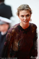 组图：超模凯莉-克劳斯透视印花纱裙美艳现身