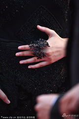 组图：李宇春黑衣裤亮相戛纳 中性风帅气