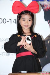 组图：乔乔cospaly化身小魔女 萌样超卡哇伊