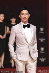 组图：颁奖嘉宾张家辉亮相 米色西装配领结帅气