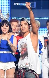 组图：f(x)首秀新歌 海盗造型冷艳性感