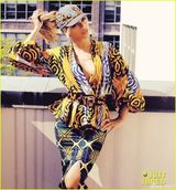 组图：碧昂斯低胸装度假秀半乳 抱女开心玩蹦床