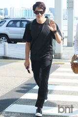 组图：韩星柳演锡现身机场 休闲黑装魅力足