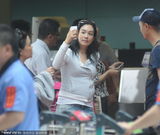 组图：钟丽缇油光满面玩自拍 性感不再肚腩醒目