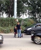 组图：李亚鹏独自送女上学 父女牵手亲密开怀跑