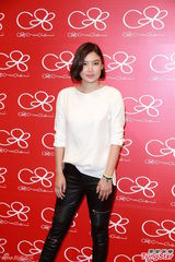 组图：乐基儿短发清爽现身 避谈绯闻男友