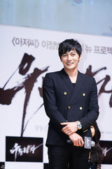 独家：《哭泣男人》张东健黑衣亮相与粉丝互动