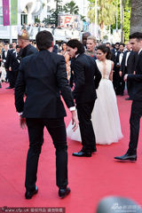 策划：裸奔弱爆！影节红毯九怪 囧脸露臀钻裙底