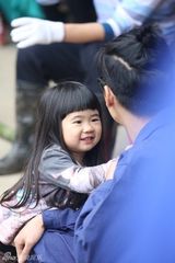 组图：萌娃独自出任务集市砍价 爸爸变装成妖怪