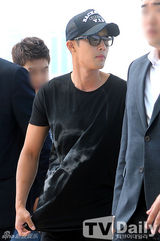 组图：金贤重全黑装扮亮相机场获保镖护航