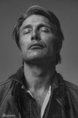 组图：“汉尼拔”米科尔森曝写真 气质神秘迷人