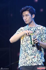 组图：炎亚纶演出人气爆棚 自曝好身材下次再秀