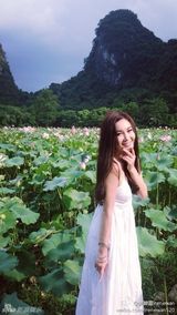 组图：48岁温碧霞与老公游桂林 低胸戴花仍美艳