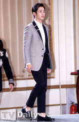 组图：郑容和出席发布会 帅气西装似王子