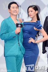 组图：韩星宣美出席发布会 超短裙秀性感