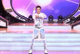 组图：大湿兄陈伟霆露胸肌热舞 帅气跳小苹果