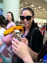 组图：张柏芝抵京粉丝热情 潮装搭马尾清纯靓丽