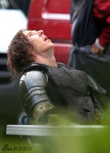 组图：卷福拍剧片场照曝光 长脸颜艺帝表情丰富