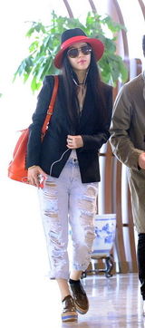 组图：范冰冰潮装名包星味足 破洞牛仔裤抢镜